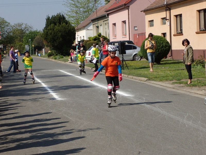Štafetový závod na kolečkových bruslích Lužice
